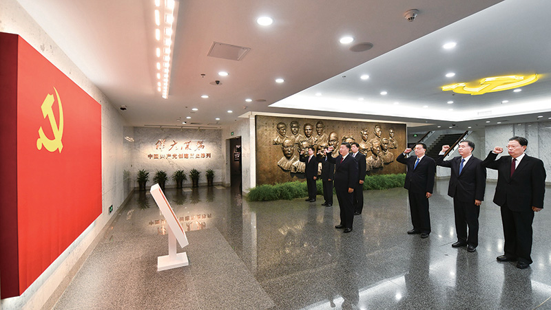 2017年10月31日，中共中央總書記、國家主席、中央軍委主席習近平帶領(lǐng)中共中央政治局常委李克強、栗戰(zhàn)書、汪洋、王滬寧、趙樂際、韓正，瞻仰上海中共一大會址和浙江嘉興南湖紅船。這是31日上午，在上海中共一大會址紀念館，習近平帶領(lǐng)其他中共中央政治局常委同志一起重溫入黨誓詞。 